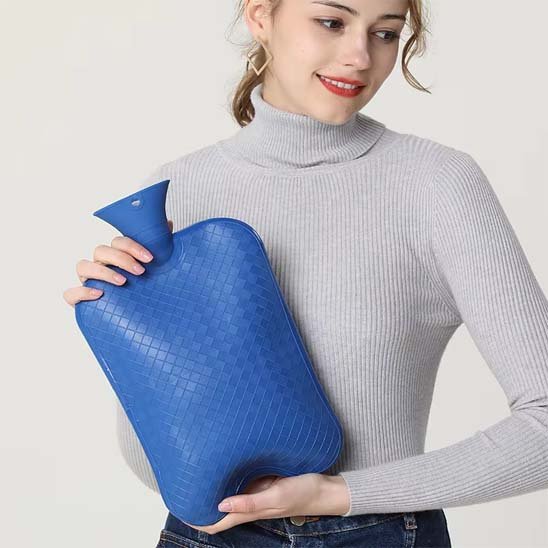 bouillotte-bleu-femme-douleurs