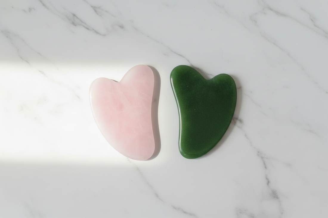 Gua sha quartz rose ou jade : lequel choisir pour votre visage ?