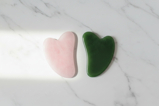 Gua sha quartz rose ou jade : lequel choisir pour votre visage ?