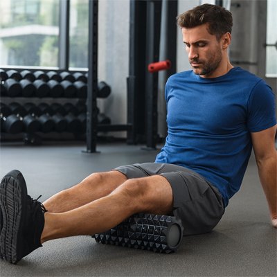 foam-roller-homme-sportif-massage
