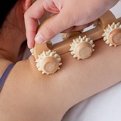 rouleau-de-massage-bois-epaules